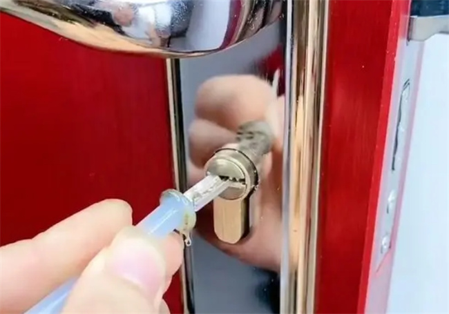 热熔胶-钥匙断在锁孔里怎么办 教你一招不用再花钱请开锁师傅 自己搞定